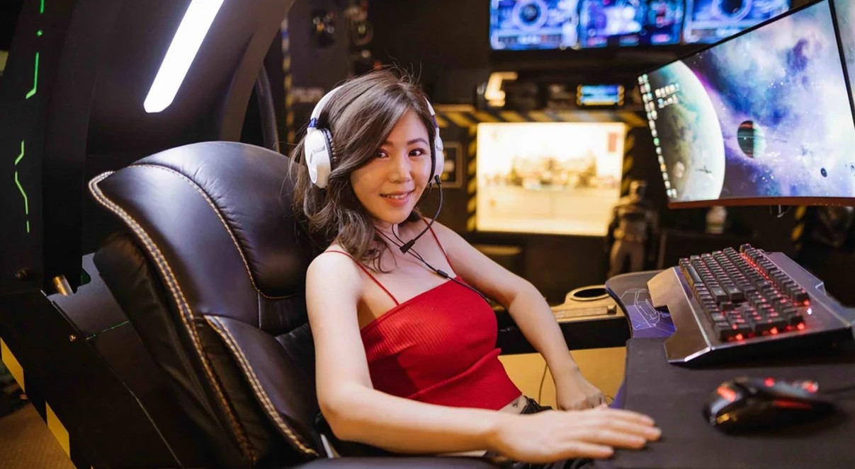 Online Gaming: Bridging Entertainment, Competition, and Social Connection